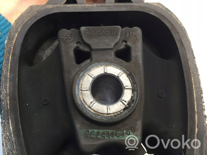 Peugeot 2008 II Supporto di montaggio scatola del cambio 9824116780