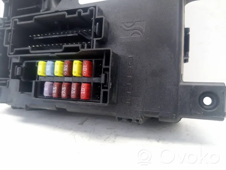 Opel Corsa D Module de fusibles 13308950