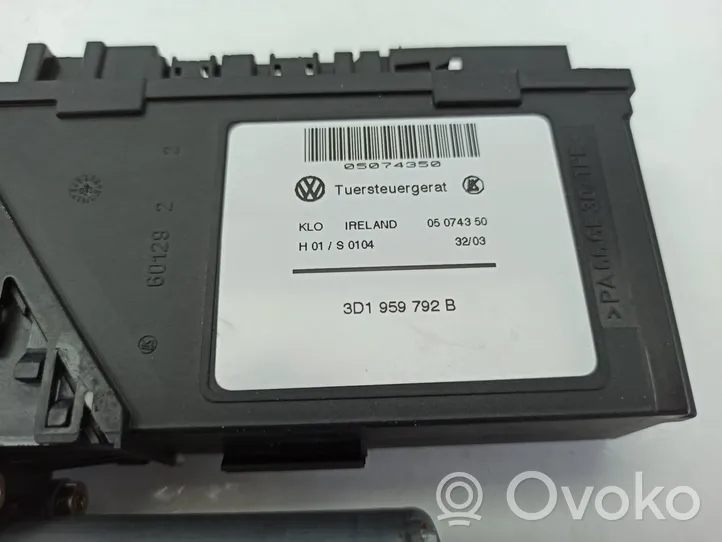 Volkswagen Touareg I Asa reguladora de la puerta delantera 7L0959702B