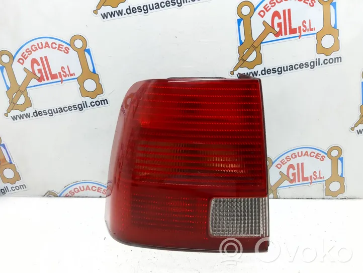 Volkswagen PASSAT B5 Lampa tylna 