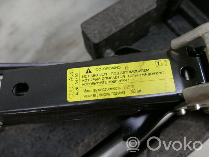 Audi A4 S4 B8 8K Set di attrezzi  8T0012109A