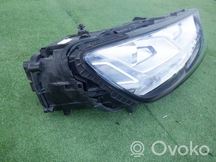 Audi Q7 4M Lampa przednia 4M0941034