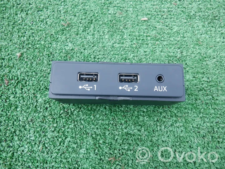 Audi Q7 4M USB socket connector 4M0035736A