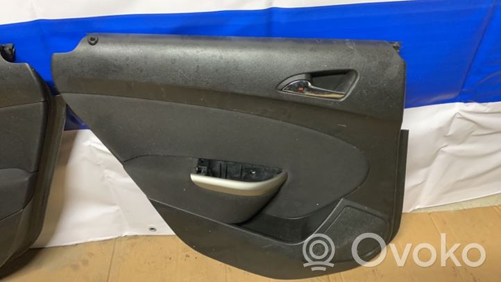 Opel Astra J Rivestimento del pannello della portiera anteriore 13258682