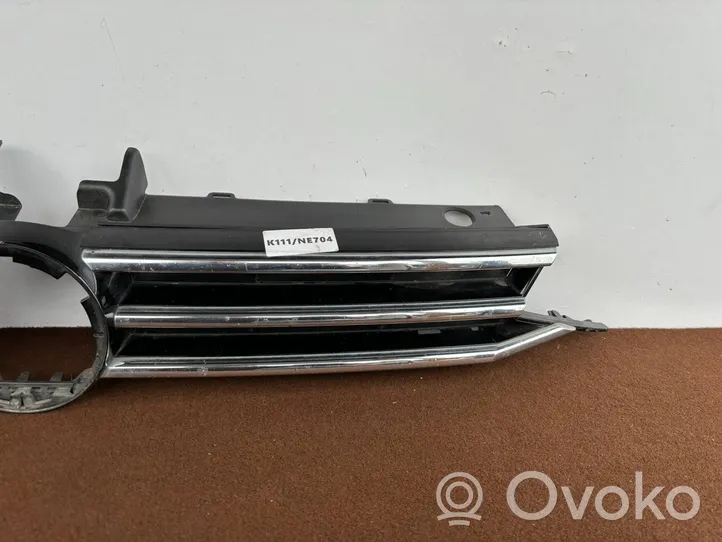 Volkswagen Touran III Grille calandre supérieure de pare-chocs avant 5TA853651H