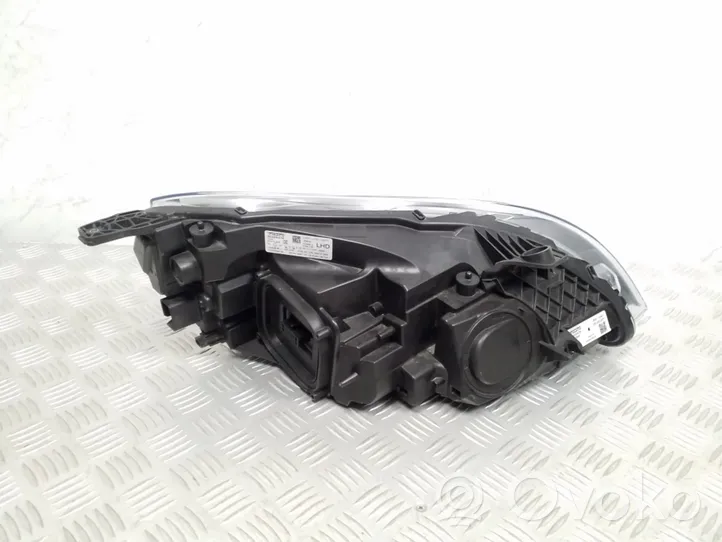 Volvo V40 Lampa przednia 32228479