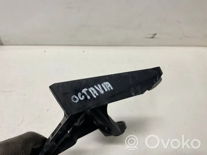 Skoda Octavia Mk3 (5E) Mocowanie / Wspornik linki zmiany biegów 1K0711789