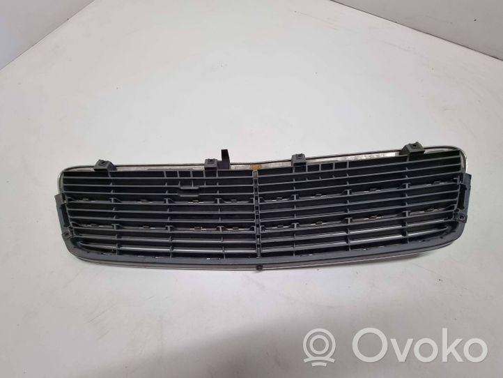 Mercedes-Benz C W203 Grille calandre supérieure de pare-chocs avant A2038800483