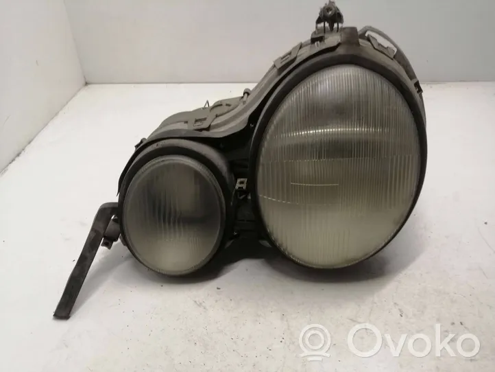 Mercedes-Benz E W210 Lampa przednia 14434500