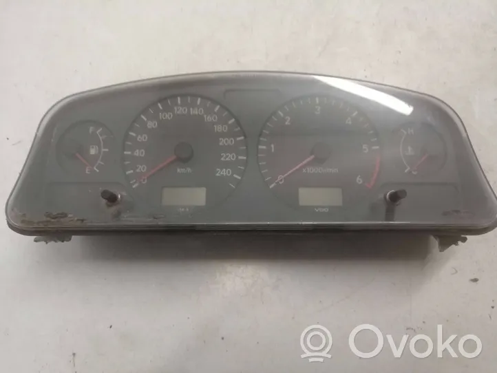 Toyota Avensis T220 Speedometer (instrument cluster) 12014060
