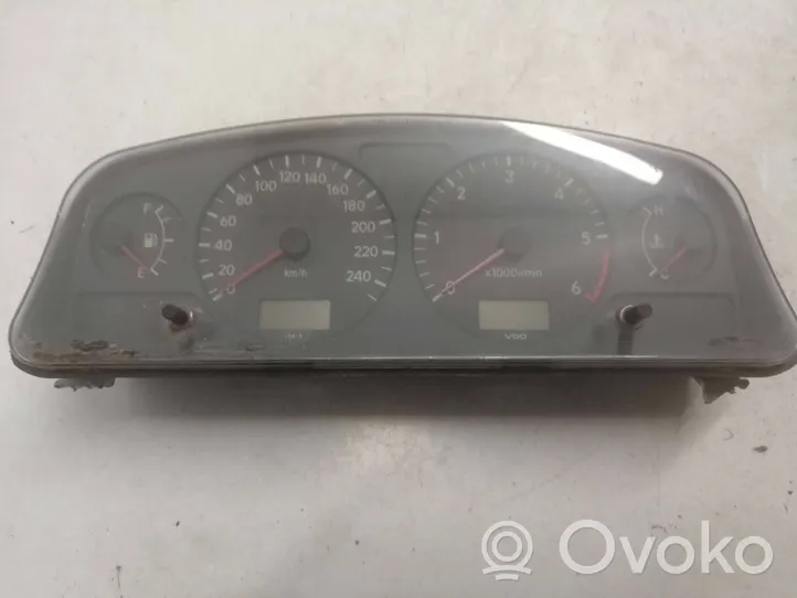 Toyota Avensis T220 Compteur de vitesse tableau de bord 12014060