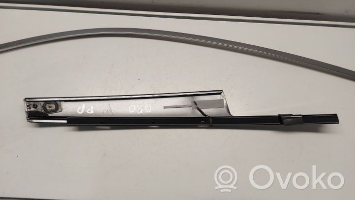 Infiniti Q50 Rivestimento della portiera anteriore (modanatura) 