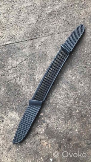 BMW 1 E81 E87 Grille inférieure de pare-chocs avant 7166605