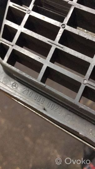 Mercedes-Benz E W210 Grille de calandre avant 2108880023