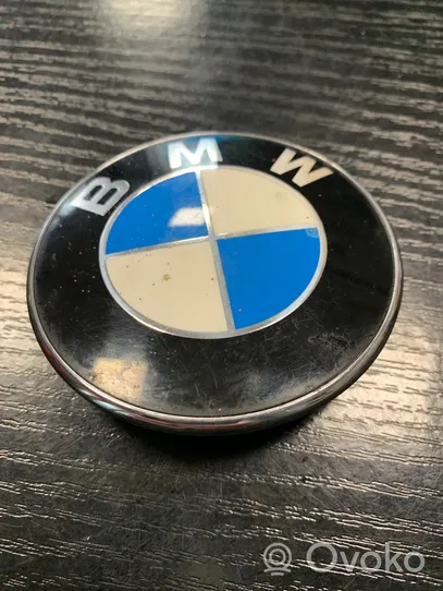 BMW 5 E39 Mostrina con logo/emblema della casa automobilistica 8203864