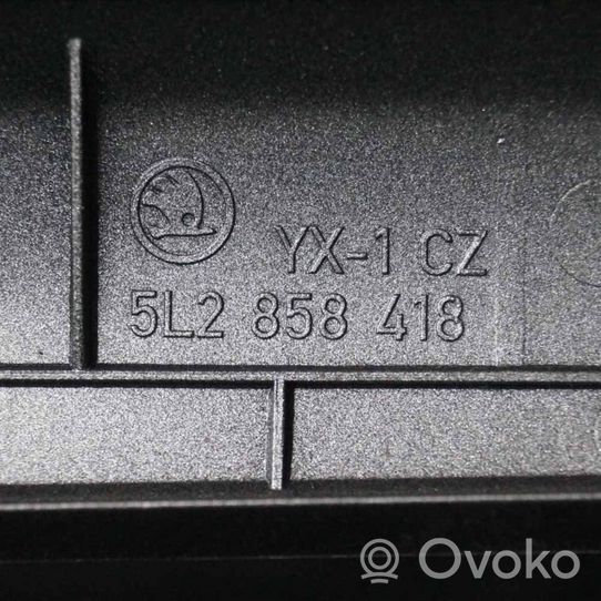 Skoda Octavia Mk2 (1Z) Muu ulkopuolen osa 5L2858418
