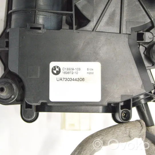 BMW X5 F15 Притягиватель задней крышки 7303443