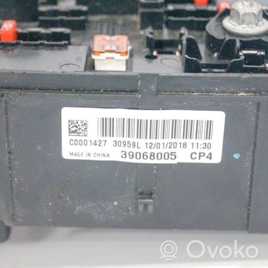 Opel Corsa E Saugiklių dėžė (komplektas) 39068005