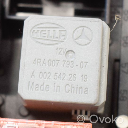 Mercedes-Benz E A207 Boîte à fusibles A0025421319