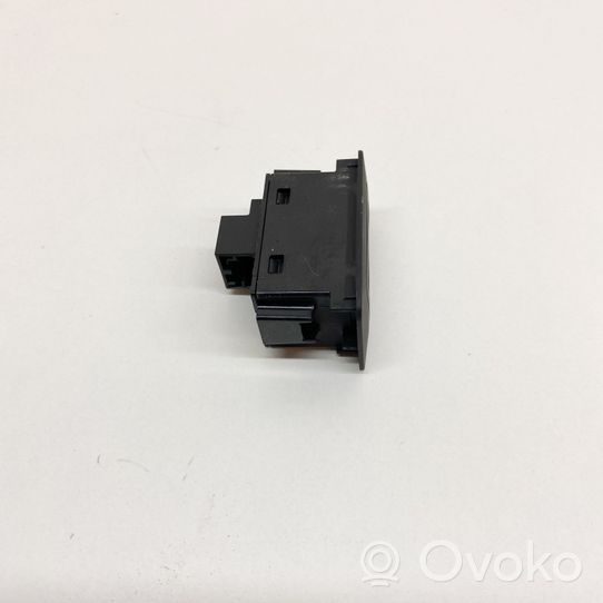 Audi Q3 8U Takaluukun avauskytkimen painike/kytkin 4G0959831A