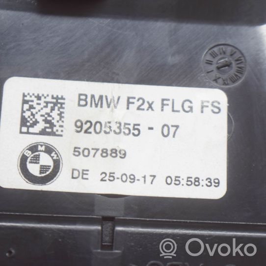 BMW 2 F22 F23 Kojelaudan tuuletussuuttimen suojalista 9394357