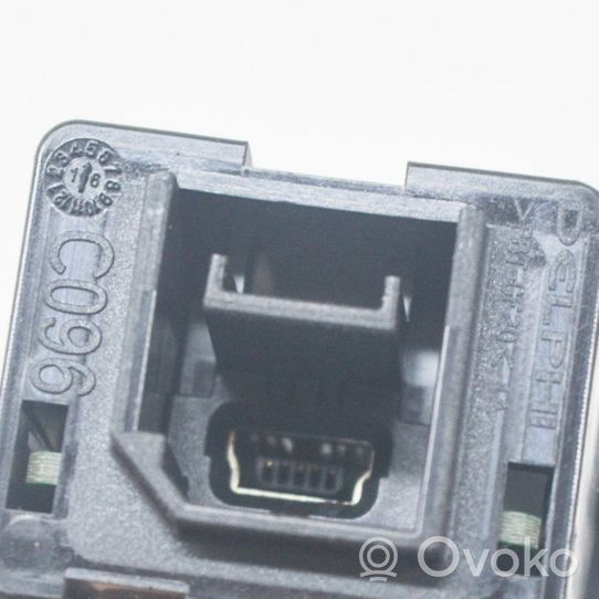 Fiat 500X Connettore plug in AUX 33170222