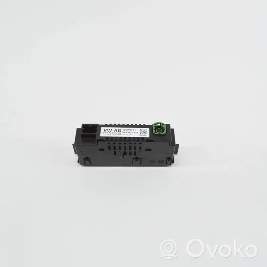 Volkswagen Golf VIII Connecteur/prise USB 5NA035736