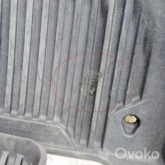 Jeep Cherokee Zestaw dywaników samochodowych 82214098