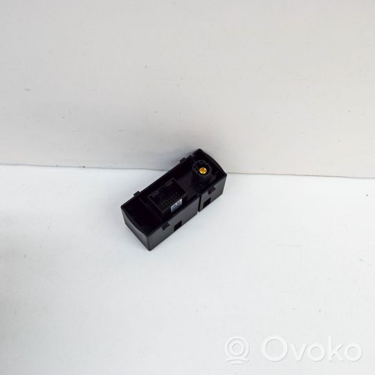 Audi A3 S3 8V USB-pistokeliitin 8V0035736B