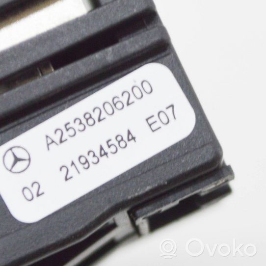 Mercedes-Benz EQC USB-pistokeliitin A2538206200