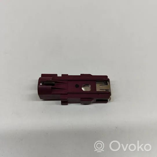 Volvo XC40 Gniazdo / Złącze USB 31438295