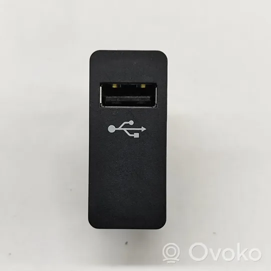 BMW 2 F45 Gniazdo / Złącze USB 6820397