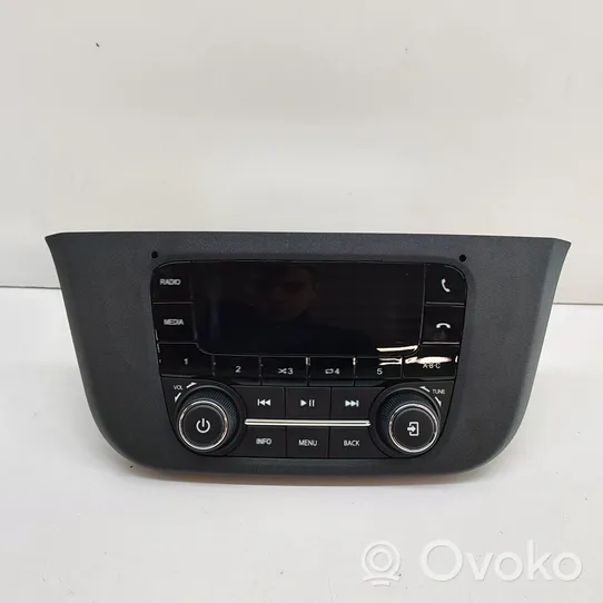 Iveco Daily 6th gen Panel / Radioodtwarzacz CD/DVD/GPS 5802256358