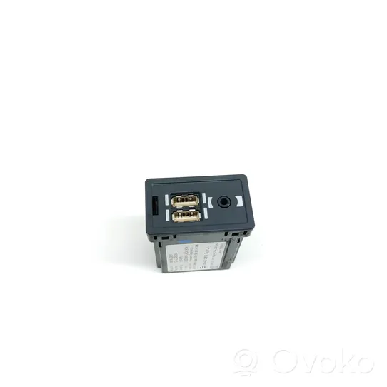 Lexus GS 300 350 430 450H Connettore plug in AUX 8619053051