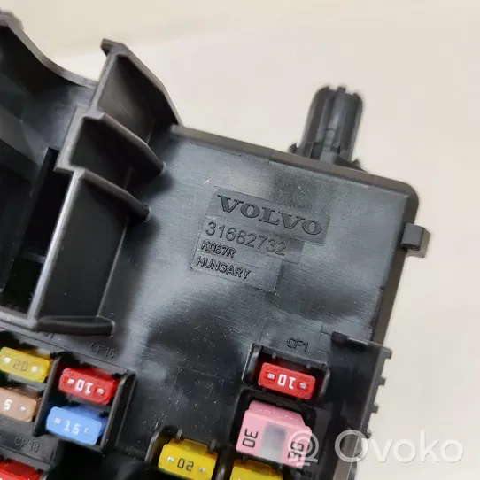 Volvo S60 Relay mounting block 31682732