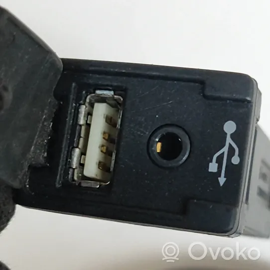 Toyota Hilux (AN120, AN130) Connettore plug in AUX 861900K030C