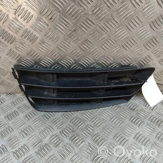 Audi A4 S4 B9 Kratka dolna zderzaka przedniego 8W0807681B