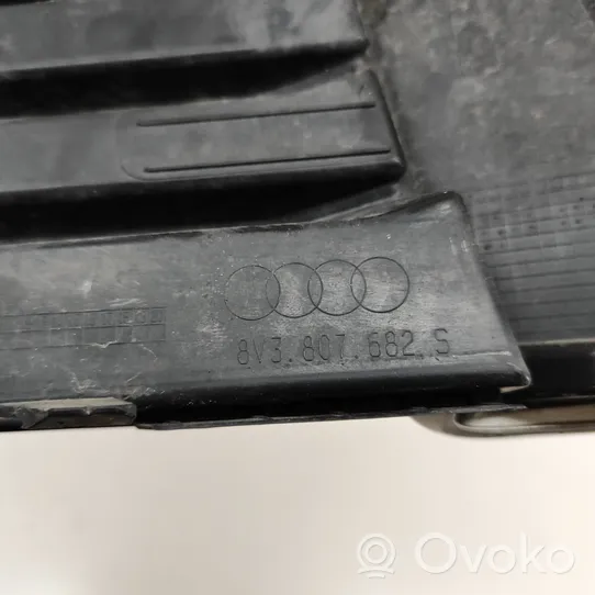 Audi A3 S3 8V Etupuskurin alempi jäähdytinsäleikkö 8V3807682S