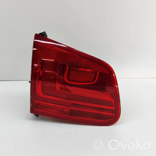 Volkswagen Tiguan Lampy tylnej klapy bagażnika 5N0945093G