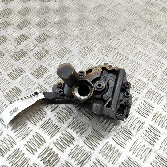 BMW 3 E90 E91 Oil pump 7516396