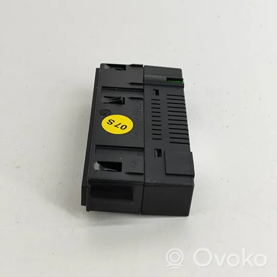 Volkswagen Golf VIII USB-pistokeliitin 5NA035700