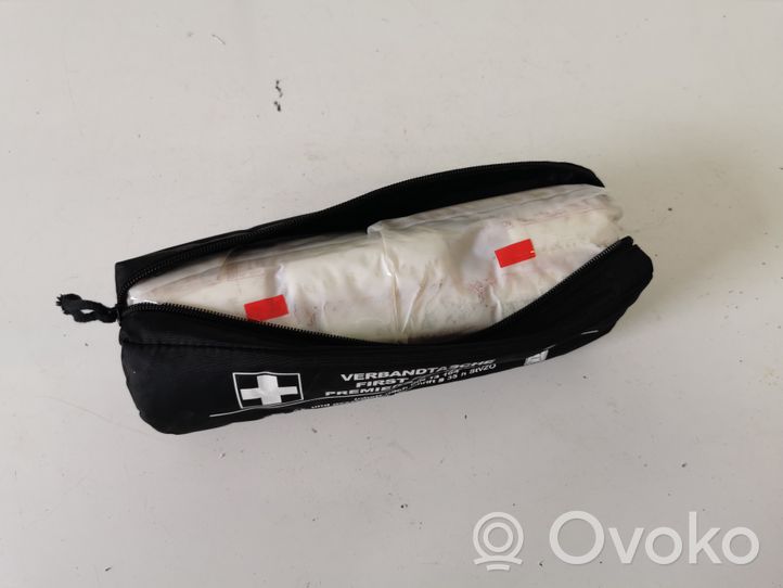 Mercedes-Benz E W211 Trousse de premiers secours A2118600250