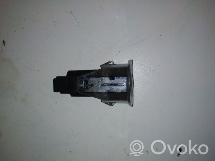 Toyota Corolla Verso E121 Bouton poussoir de démarrage du moteur 15A710