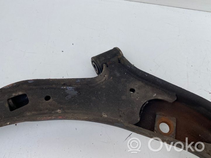 Nissan Almera N16 Braccio di controllo sospensione anteriore inferiore/braccio oscillante 