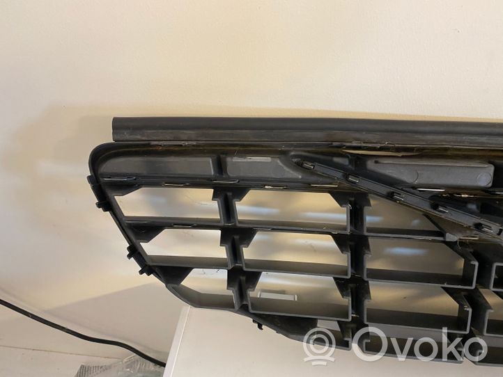 Volvo XC60 Griglia superiore del radiatore paraurti anteriore 31353832