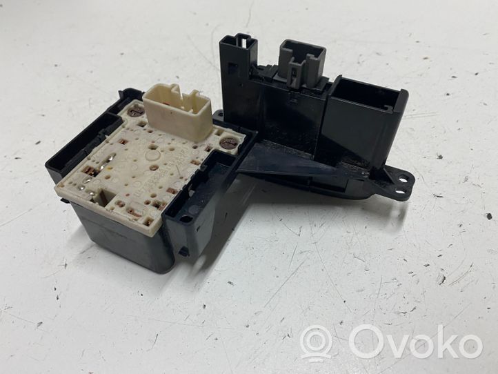 Toyota Yaris Botón interruptor de luz de peligro 758294