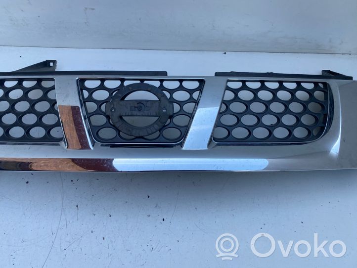 Nissan Navara D22 Grille calandre supérieure de pare-chocs avant 62310VK000