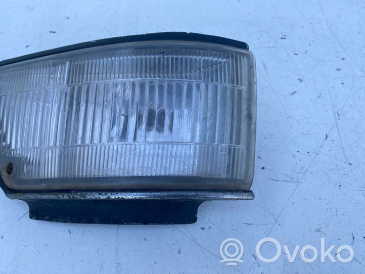 Toyota Corolla E90 Передний поворотный фонарь 31833090B