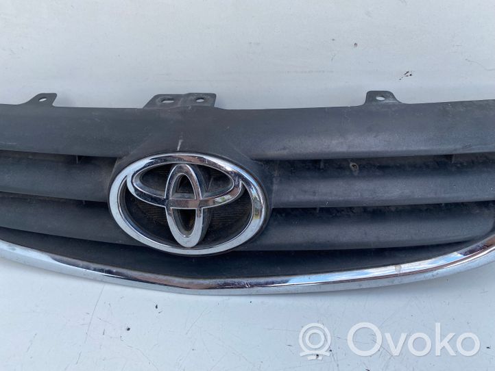 Toyota Avensis T220 Etupuskurin ylempi jäähdytinsäleikkö 5311105040A