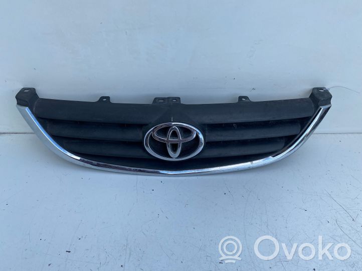 Toyota Avensis T220 Etupuskurin ylempi jäähdytinsäleikkö 5311105040A